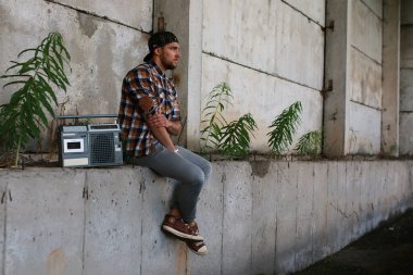 Bir sakallı bir genç adamla