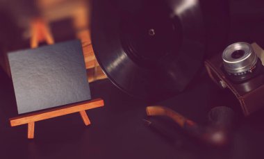 Vinil plaka ve retro kamera