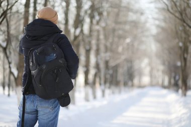 Bir sırt çantası soğuk kış olan bir adam