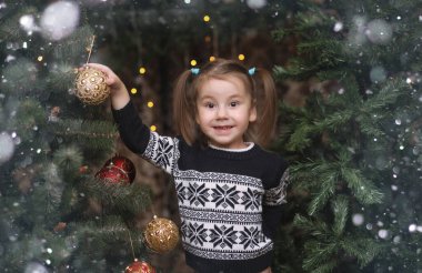 Yeni yıl ağacı tarafından küçük bir çocuk. Çocuk Chris süslemeleri