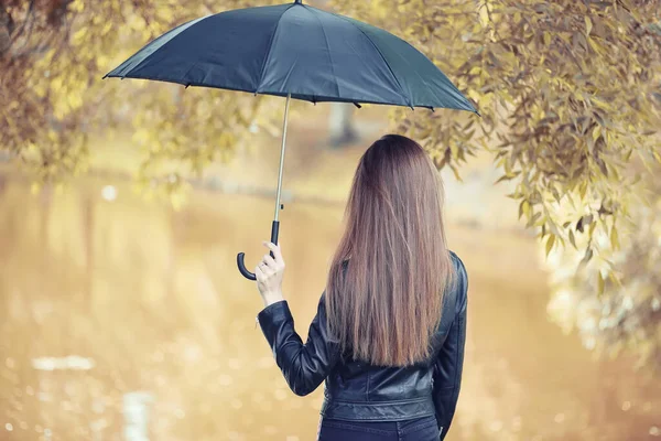 Sonbahar parkında genç bir kız — Stok fotoğraf