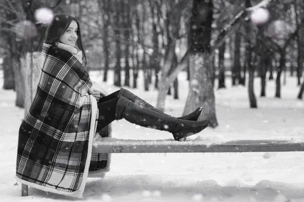 Une fille dans une journée nuageuse d'hiver — Photo