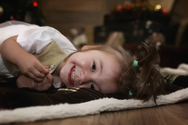 Chalild está sentado com decorações de Natal — Fotografia de Stock