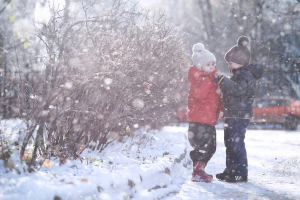 Τα παιδιά περπατούν στο πάρκο πρώτα χιόνι — Φωτογραφία Αρχείου