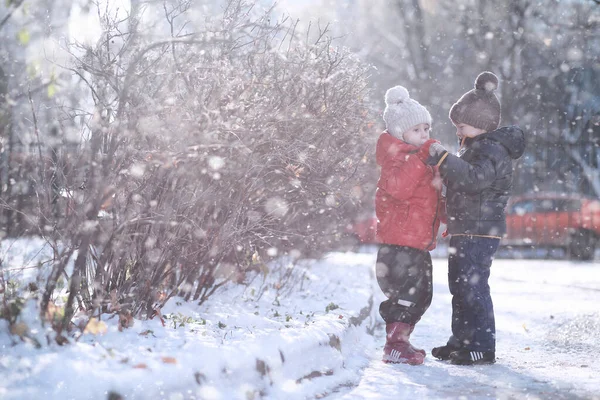 孩子们在公园里走第一场雪 — 图库照片