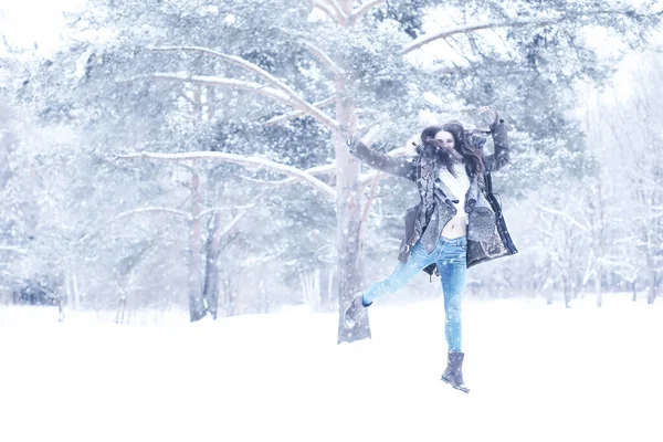 아름 다운 겨울 눈에 아름 다운 여자 — 스톡 사진