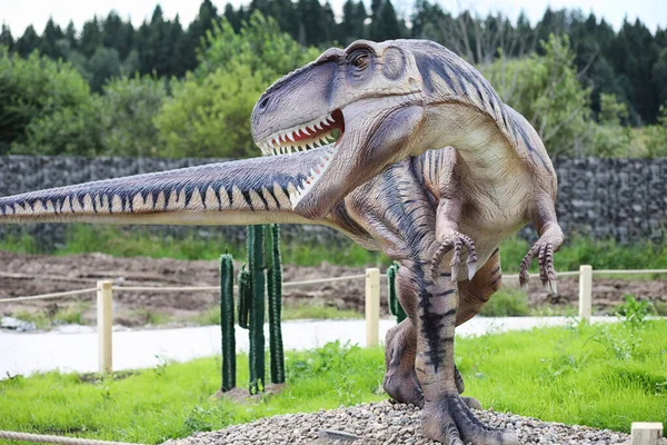 Parque de dinossauros. Um dinossauro no fundo da natureza. Brinquedo d — Fotografia de Stock