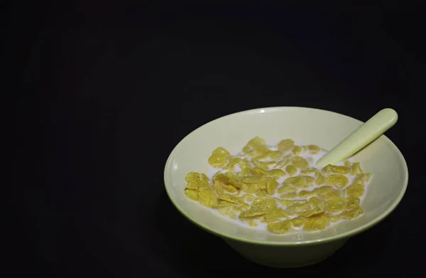 Corn flakes in a plate. Breakfast from flakes with honey and mil — Stock Photo, Image