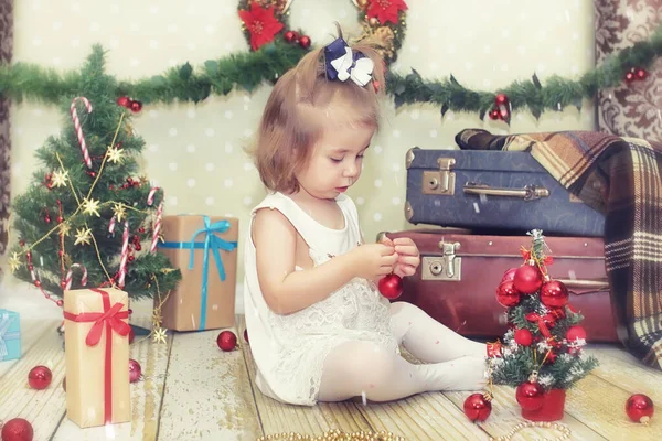 Liten flicka och julgran — Stockfoto