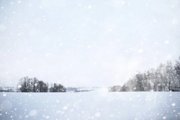 Зимний пейзаж сельских полей и дорог — стоковое фото