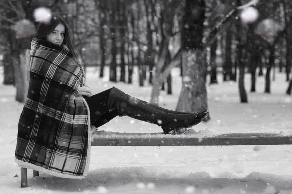 Uma menina em um dia nublado de inverno — Fotografia de Stock