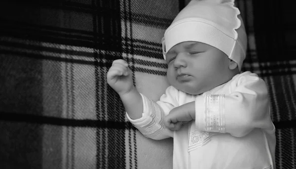 Newborn baby lying on the basket and plaid — Stock Photo, Image