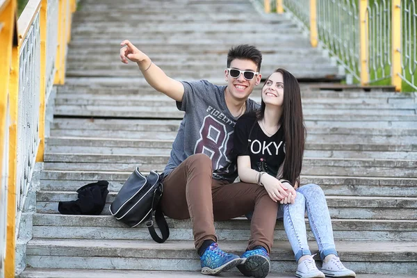 Casal jovem no primeiro encontro — Fotografia de Stock