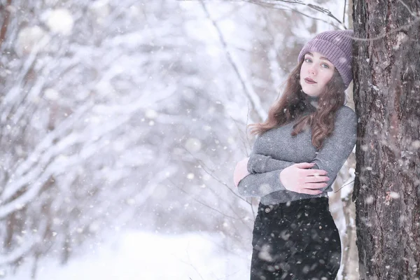 Ragazza in un parco invernale in nevicata — Foto Stock