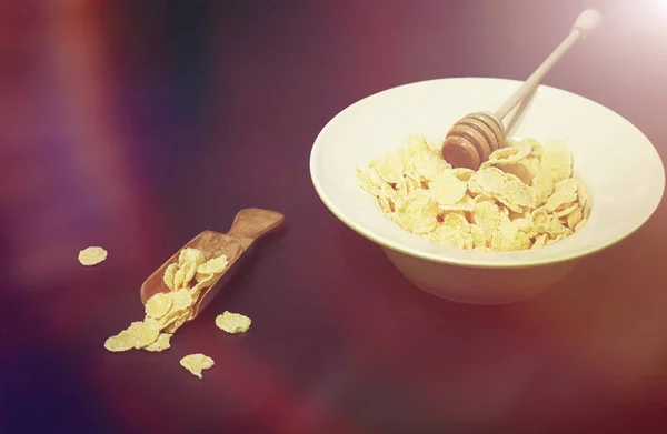 Copos de maíz en un plato. Desayuno de hojuelas con miel y mil — Foto de Stock