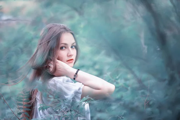 Uma menina em um parque verde primavera — Fotografia de Stock