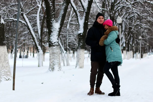 Coppia Giovani Amanti Passeggiando Nel Parco Invernale — Foto Stock