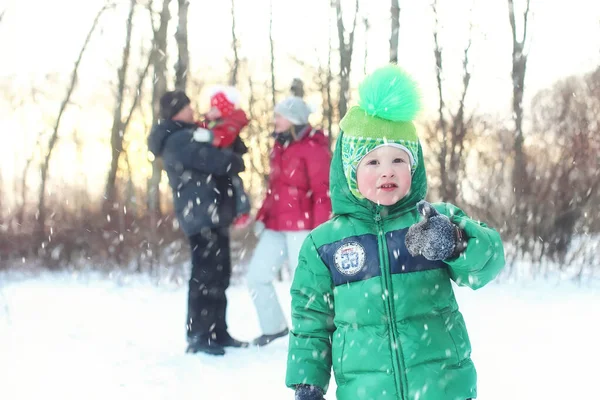 Familie Mit Kindern Park Winter Schneesturm — Stockfoto