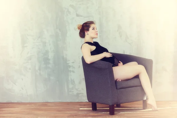 Pregnant young and beautiful girl in a vintage home — Stock Photo, Image