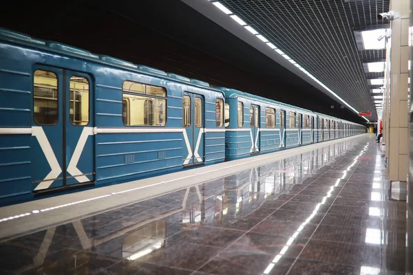 Boş koltukları olan metro vagonu. Boş metro.
