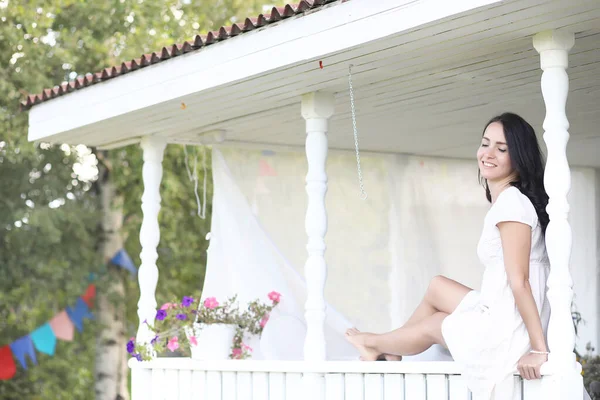 Mamma Och Dotter Vilar Ett Hus Land — Stockfoto