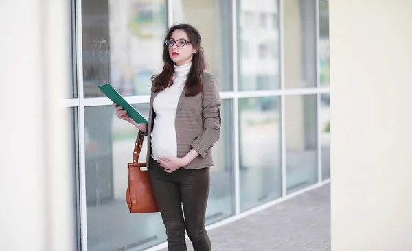 Gravid kvinne som går på gaten – stockfoto