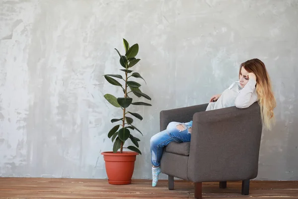 Una joven descansa en una acogedora habitación — Foto de Stock