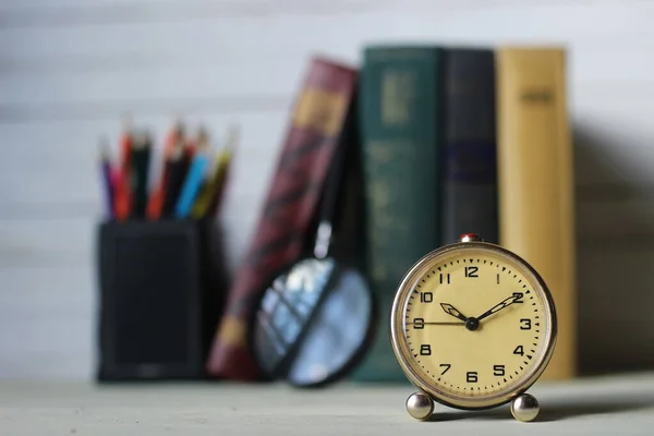 Ретро-часы старой книги — стоковое фото