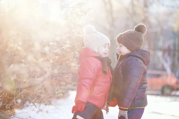 Милые Дети Теплой Одежде Играют Зимнем Парке — стоковое фото