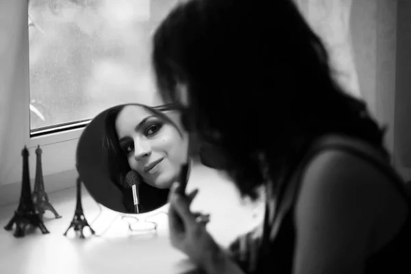 Chica haciendo maquillaje blanco y negro — Foto de Stock