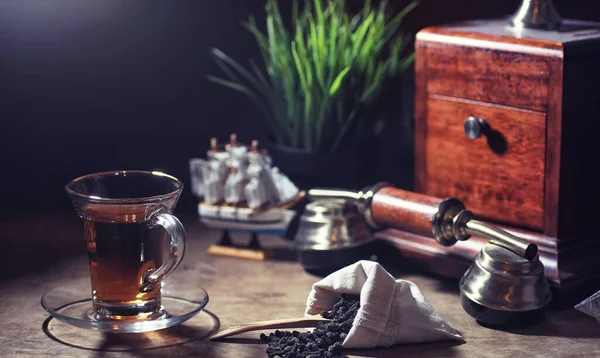 木製のテーブルにお茶を醸造 — ストック写真