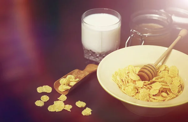 Copos de maíz en un plato. Desayuno de hojuelas con miel y mil — Foto de Stock