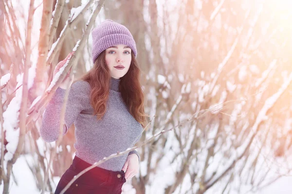一个年轻的女孩在一个冬天公园散步。圣诞假期在 t — 图库照片