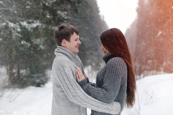 Una pareja cariñosa en un paseo de invierno. Hombre y mujer en una cita en el — Foto de Stock