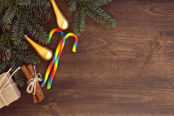 Le passé du Nouvel An. branches d'épinette sur une table en bois. Nom usuel — Photo