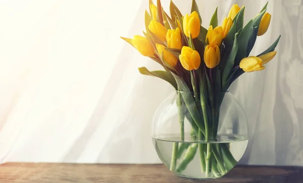 Buquê Tulipas Amarelas Vaso Parapeito Janela Presente Para Dia Uma — Fotografia de Stock