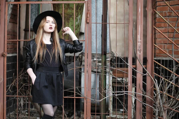 Giovane bella ragazza con un cappello e con un trucco scuro fuori. G — Foto Stock