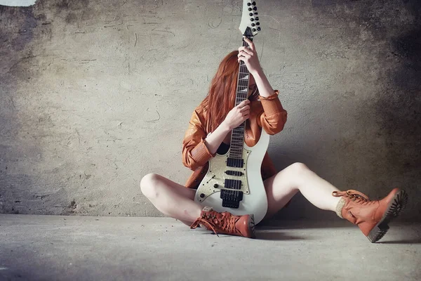 Joven pelirroja con una guitarra eléctrica. Músico de rock gir — Foto de Stock