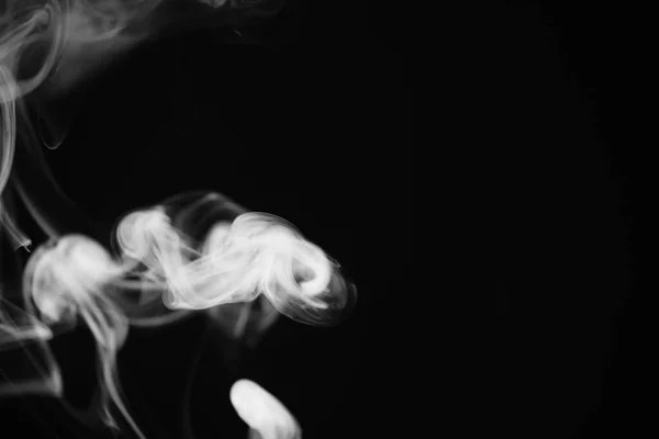 Humo blanco sobre fondo negro. Textura de humo. Clubes de wh —  Fotos de Stock