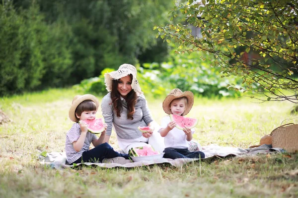 Femme Avec Enfants Mangeant Melon Eau Sur Nature — Photo