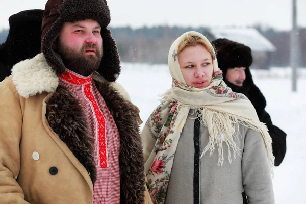 러시아에서 전통적 인 겨울 코스튬을 입고 있는 한 부부 — 스톡 사진