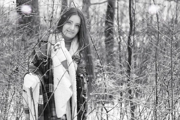 Una chica en un día nublado de invierno — Foto de Stock