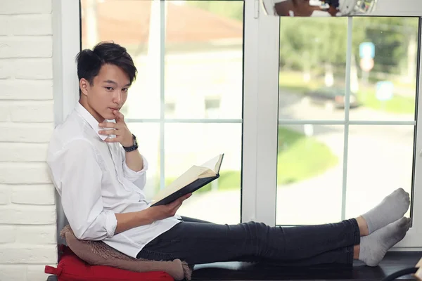 Asiático joven hombre estudiante — Foto de Stock