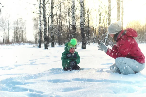 Madre Con Figlio Nel Parco Inverno Neve Piovana — Foto Stock