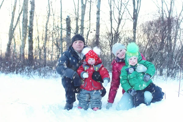 Família Com Crianças Parque Neve Inverno Nevasca — Fotografia de Stock