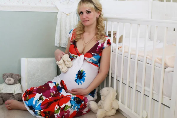 Piękna dziewczyna w ciąży Blondynka — Zdjęcie stockowe