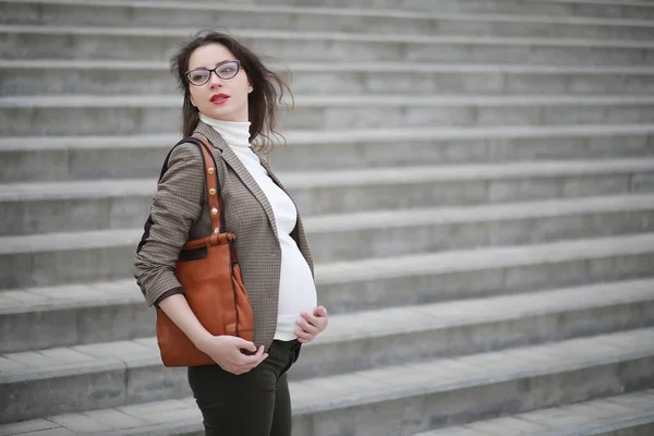 Gravid kvinne som snakker i telefonen på gata – stockfoto