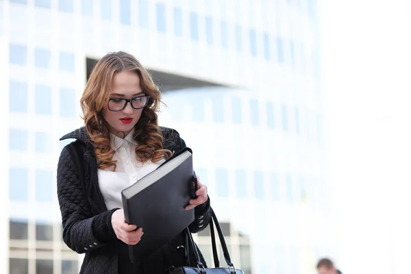 Femme d'affaires en vêtements stricts sur le fond des bâtiments — Photo