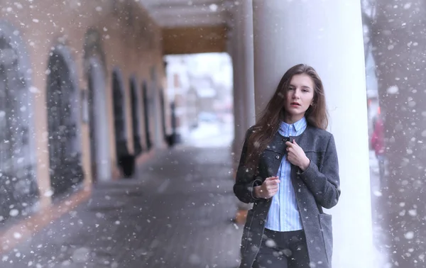 Chica joven al aire libre en invierno. Modelo chica posando al aire libre en un w — Foto de Stock