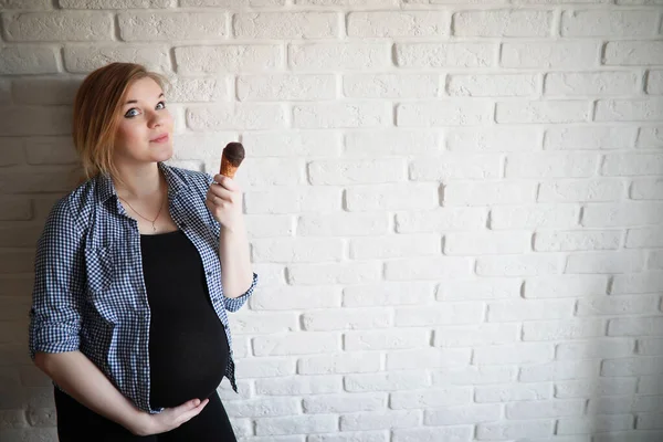 Pregnant young beautiful girl on the ninth month — Stock Photo, Image